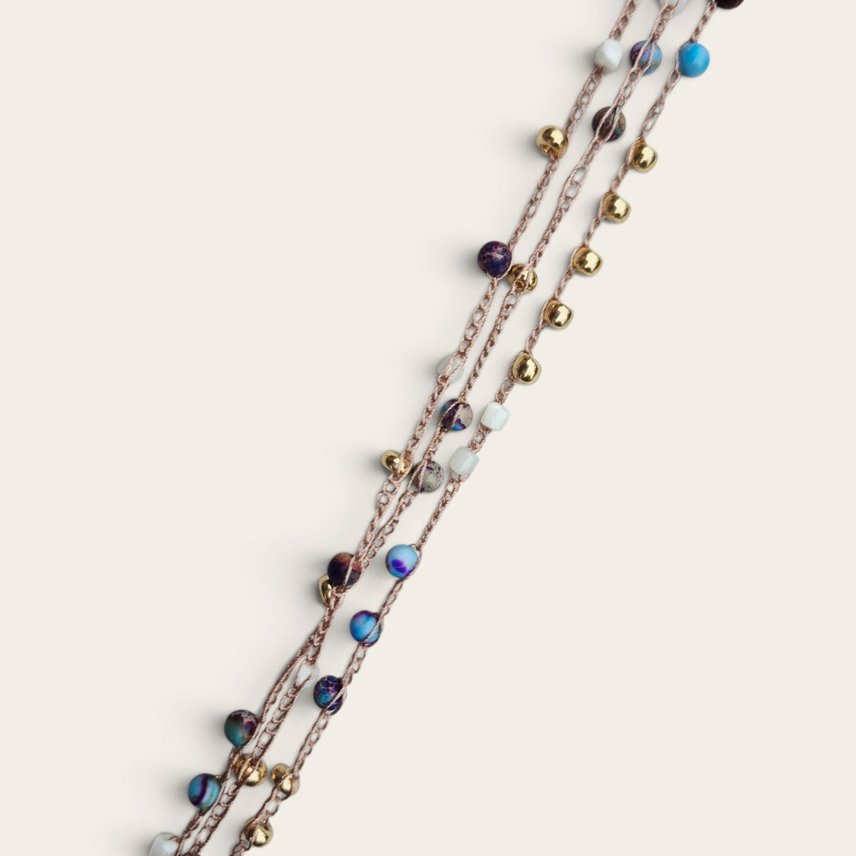 Collar hilos de seda y cruz dorada