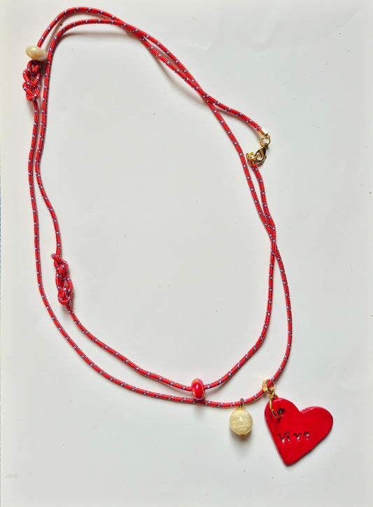Collar Corazón Rojo de Arcilla Pintado a Mano