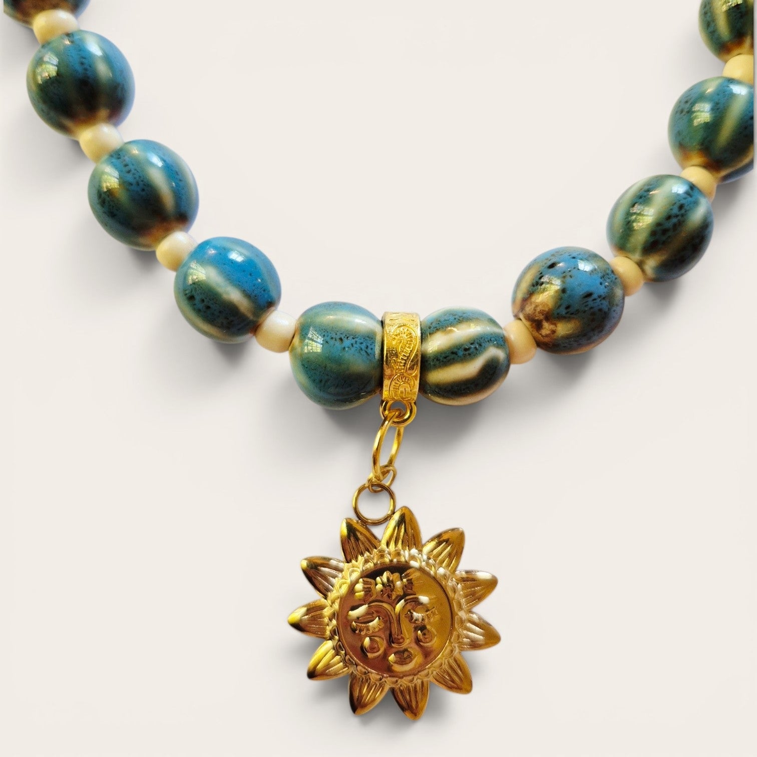 Collar de Cuentas de Cerámica con Sol Bañado en Oro | Collar Artesanal Hecho a Mano