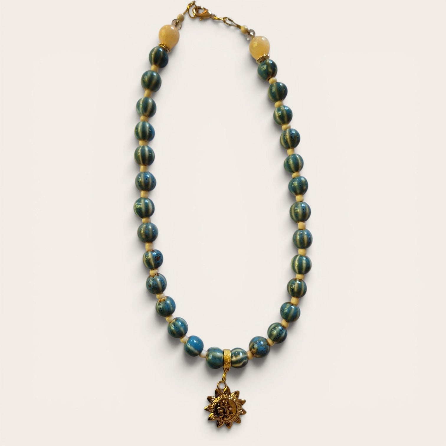 Collar de Cuentas de Cerámica con Sol Bañado en Oro | Collar Artesanal Hecho a Mano