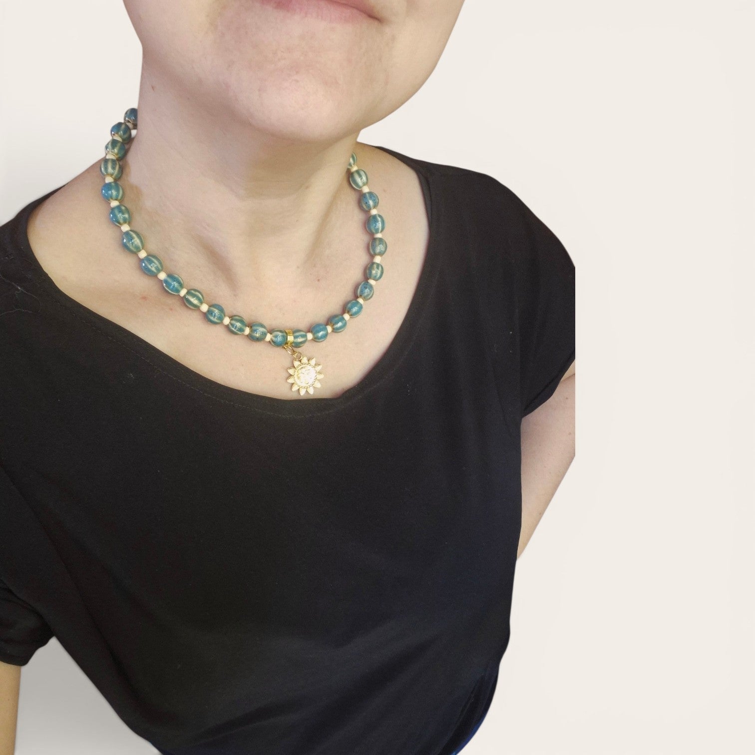 Collar de Cuentas de Cerámica con Sol Bañado en Oro | Collar Artesanal Hecho a Mano
