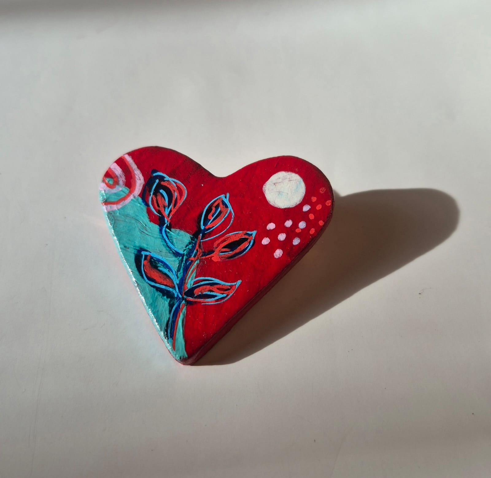 Prendedor Corazón en Arcilla Pintado a Mano | Broche Artístico