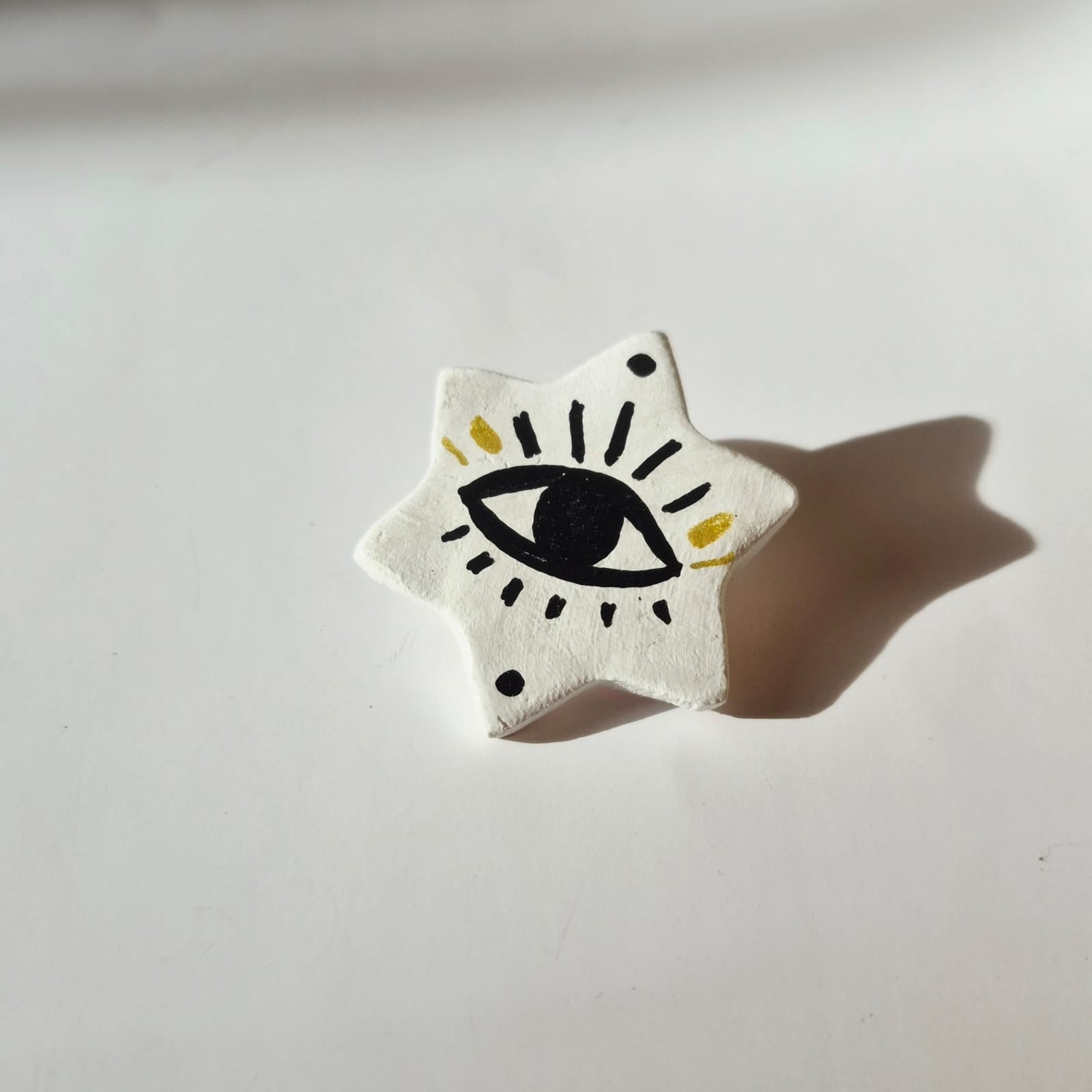 Prendedor Estrella con Ojo | Broche Artesanal en Arcilla Pintado a Mano