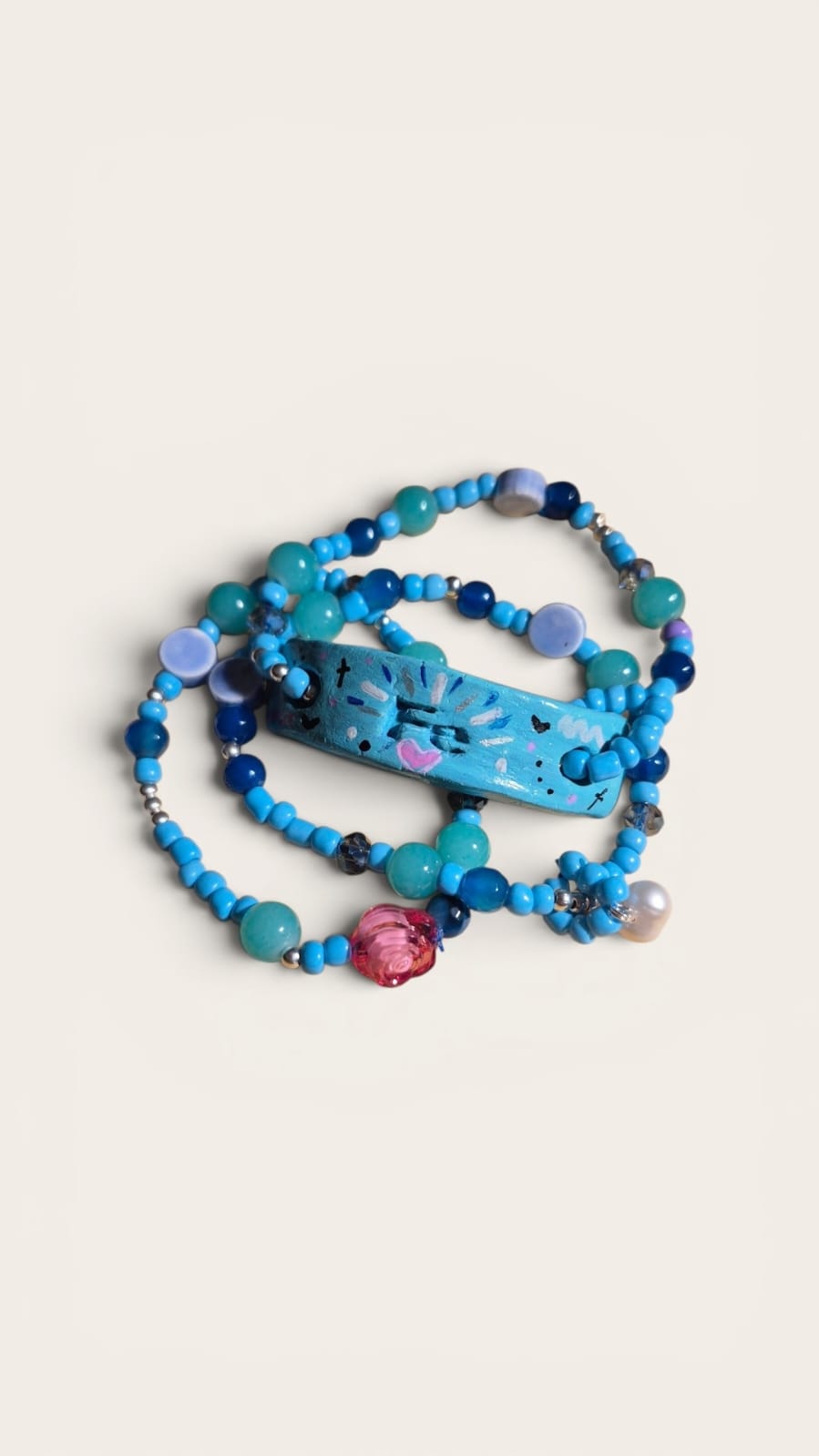 Pulsera Artesanal de la Fe | Cristales y Arcilla Pintada a Mano