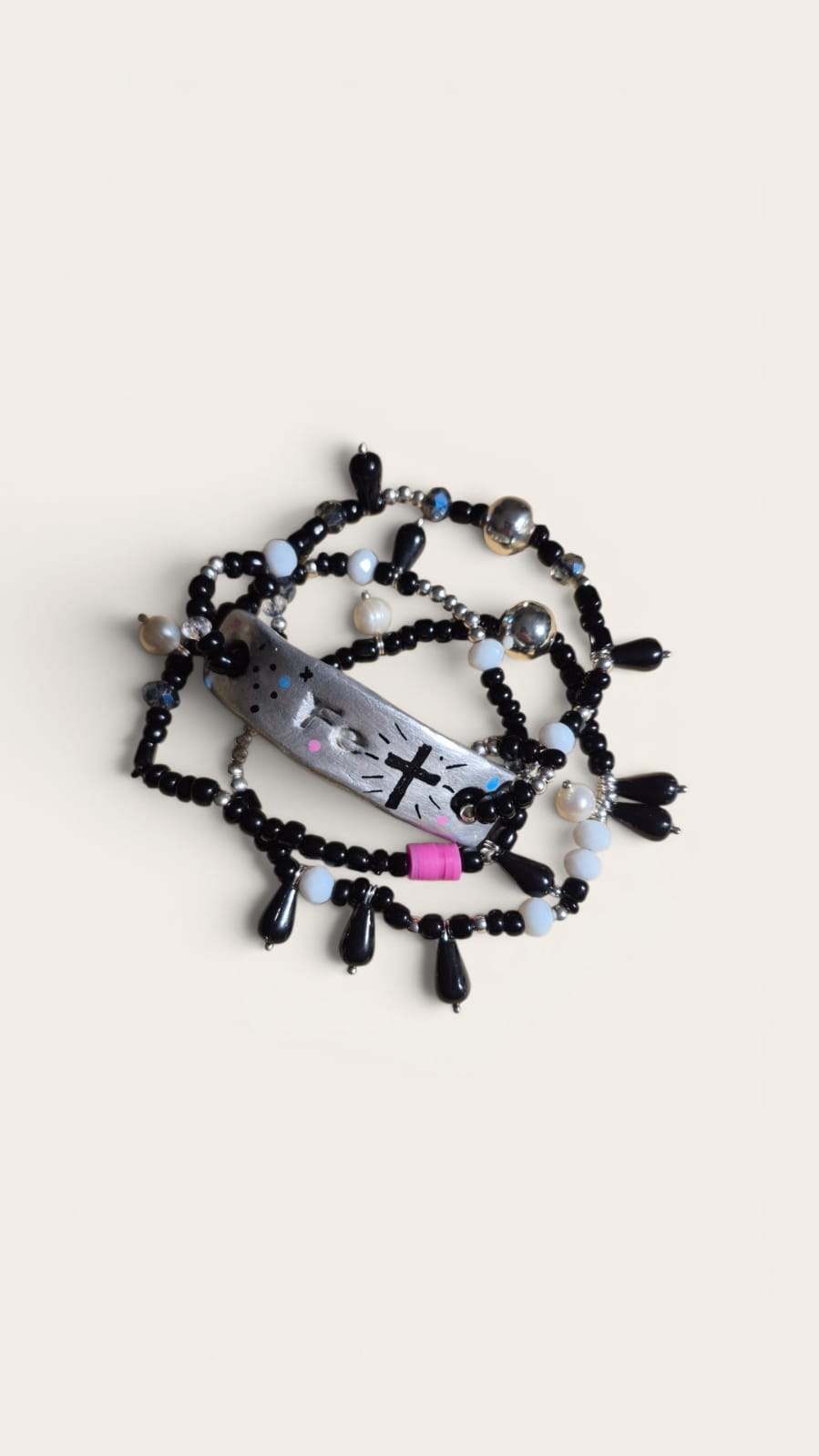 Pulsera Artesanal de la Fe | Cristales y Arcilla Pintada a Mano