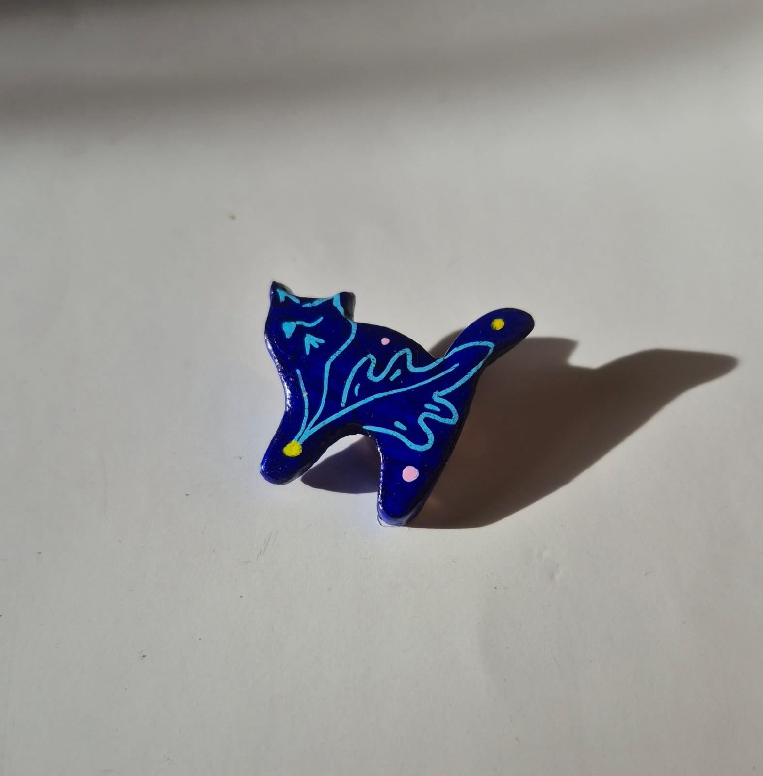 Prendedor de Gato en Arcilla Pintado a Mano | Broche Artesanal de 3 cm
