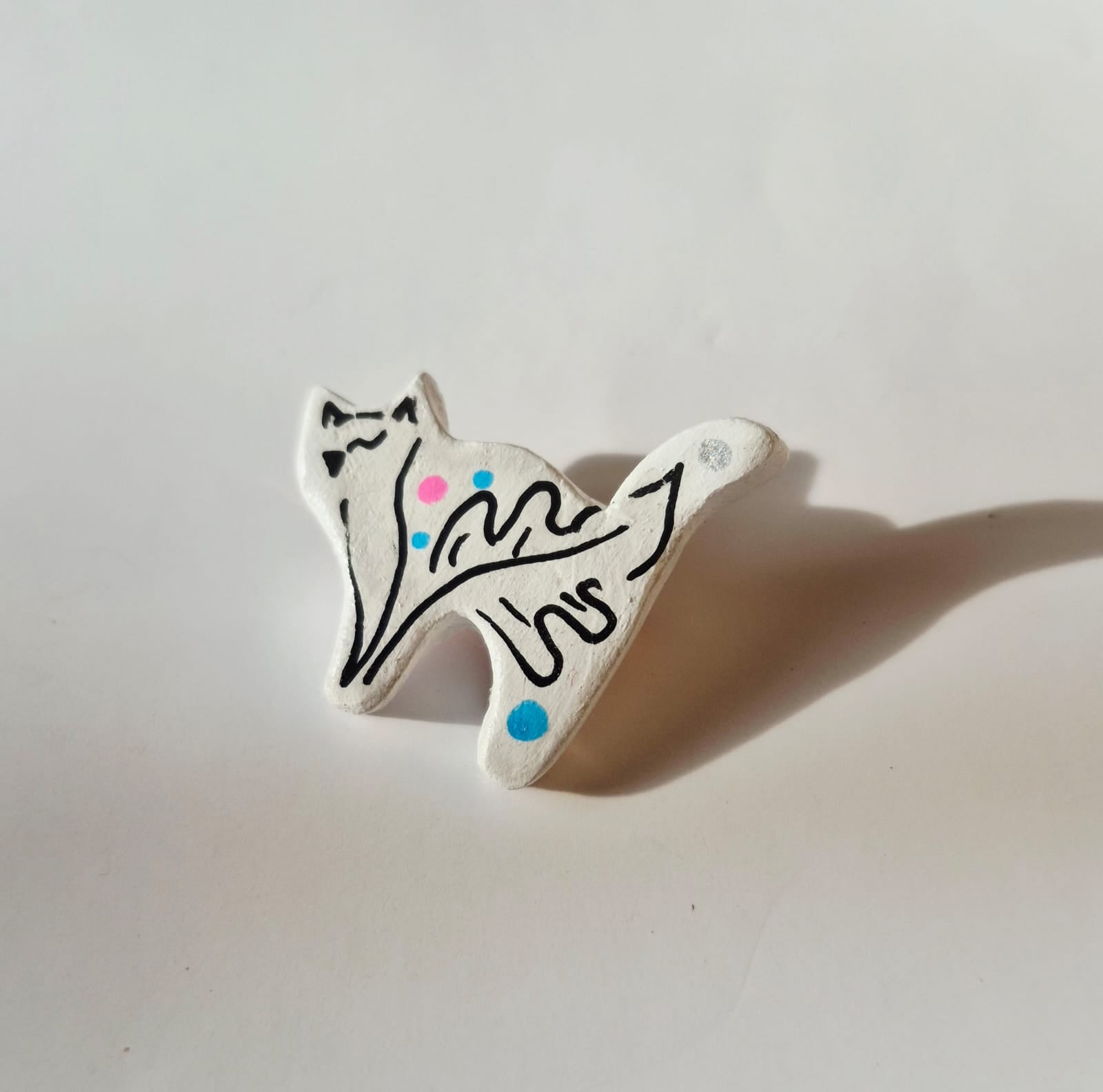 Prendedor de Gato en Arcilla Pintado a Mano | Broche Artesanal de 3 cm