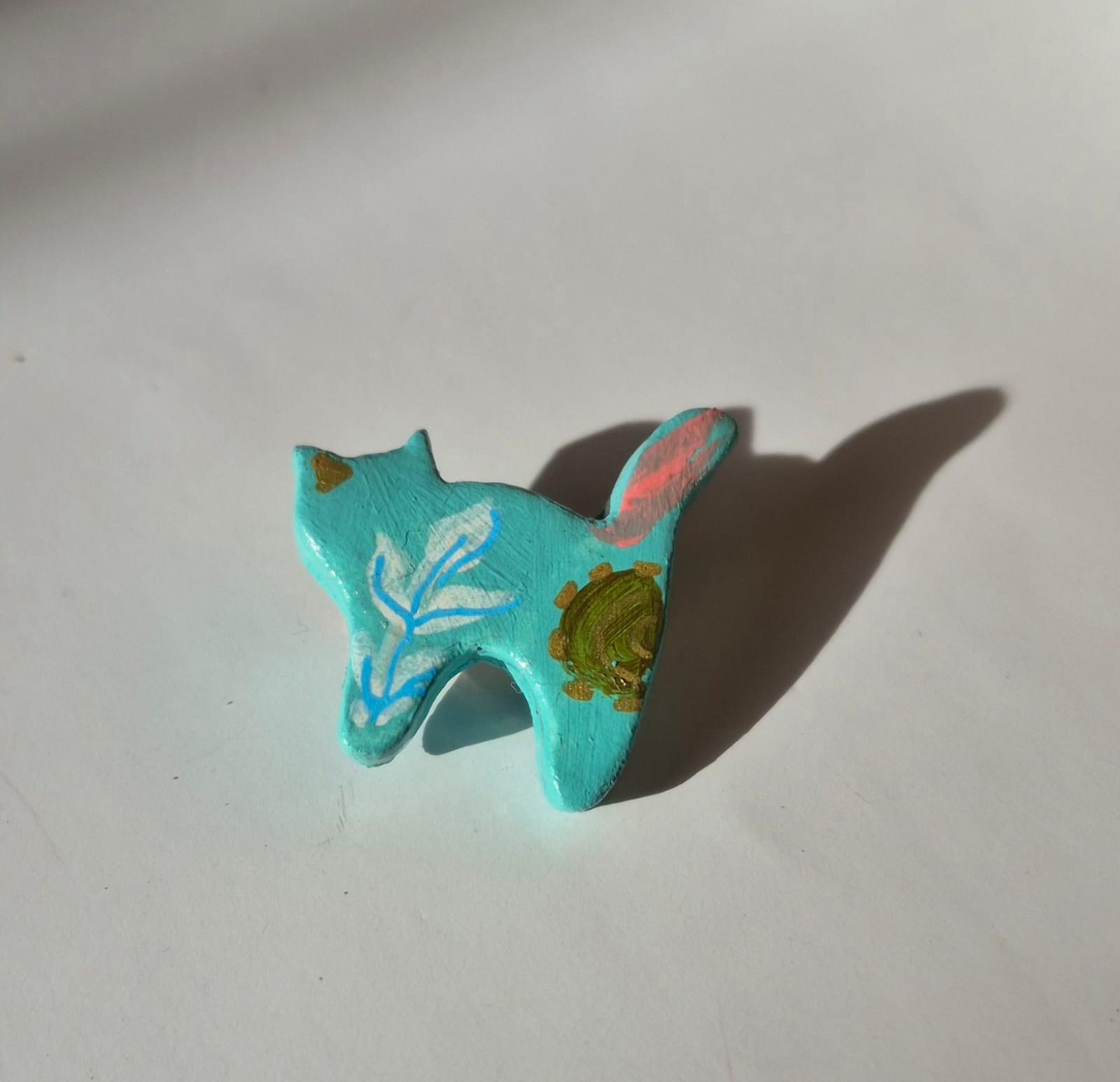 Prendedor de Gato en Arcilla Pintado a Mano | Broche Artesanal de 3 cm