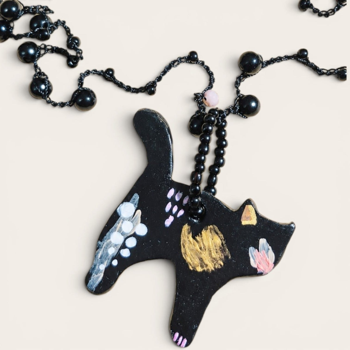 Collar Gato Artesanal | Mostacillas Crochet y Colgante en Arcilla Pintado a Mano