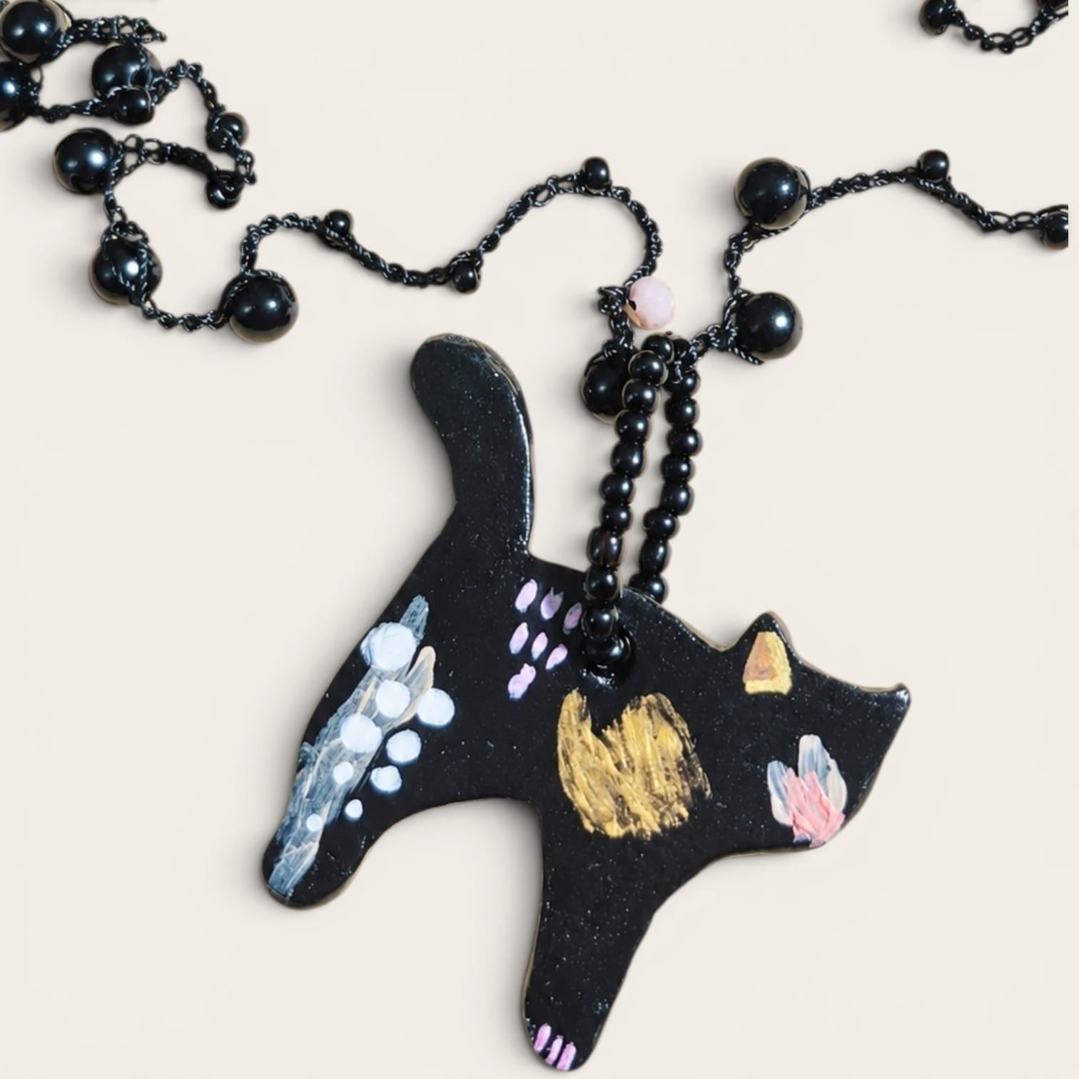 Collar Gato Negro Artesanal | Mostacillas Crochet y Colgante en Arcilla Pintado a Mano