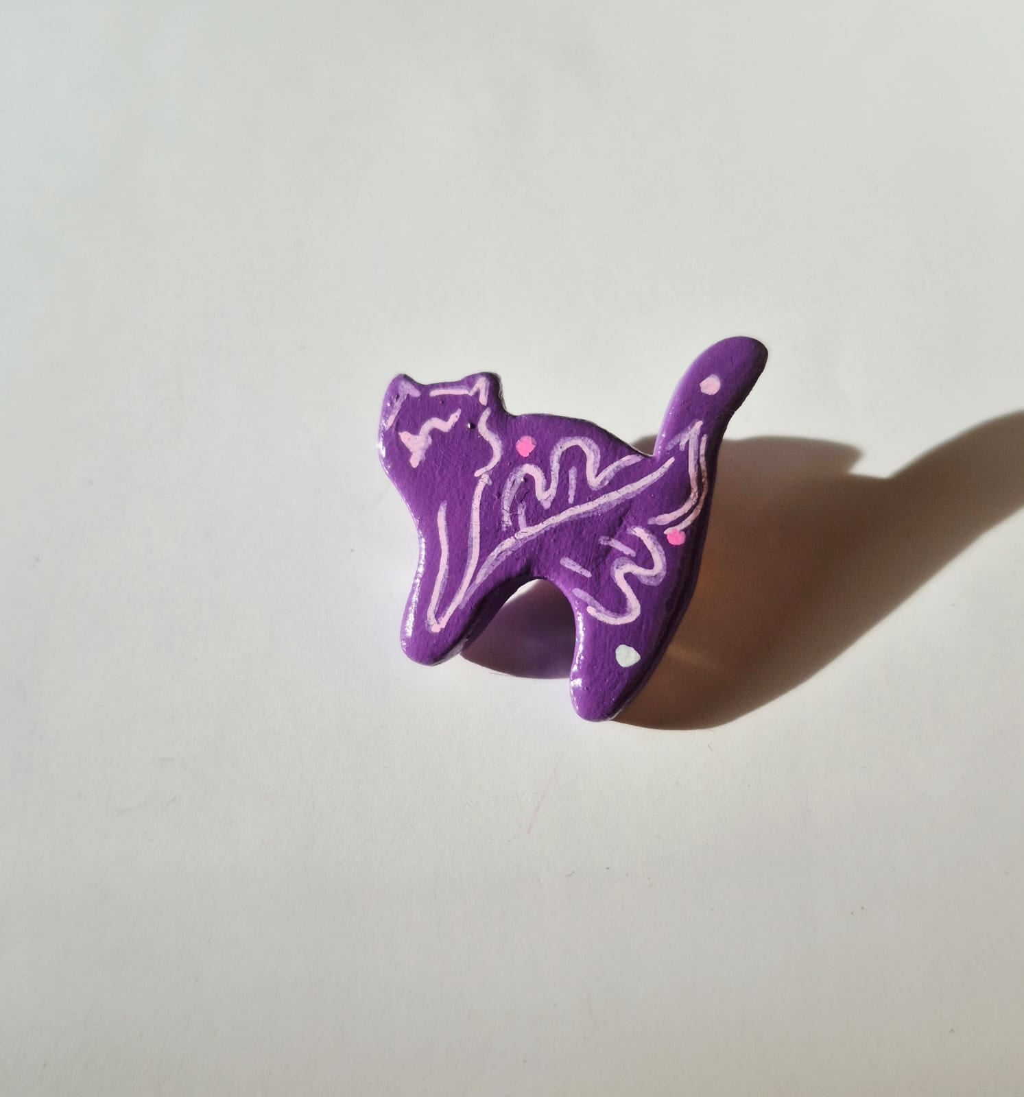 Prendedor de Gato en Arcilla Pintado a Mano | Broche Artesanal de 3 cm