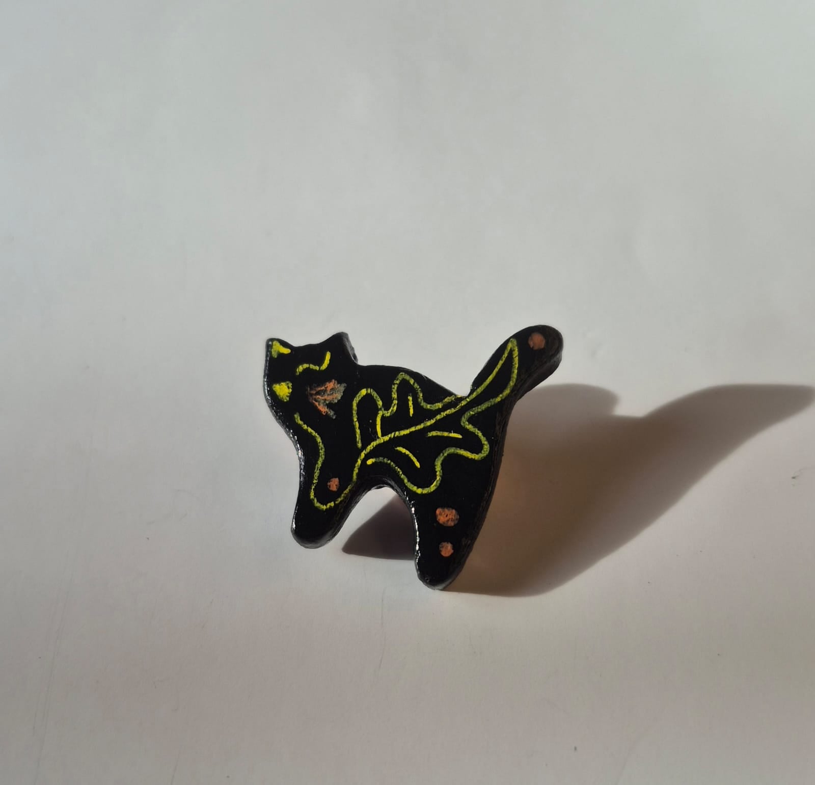 Prendedor de Gato en Arcilla Pintado a Mano | Broche Artesanal de 3 cm