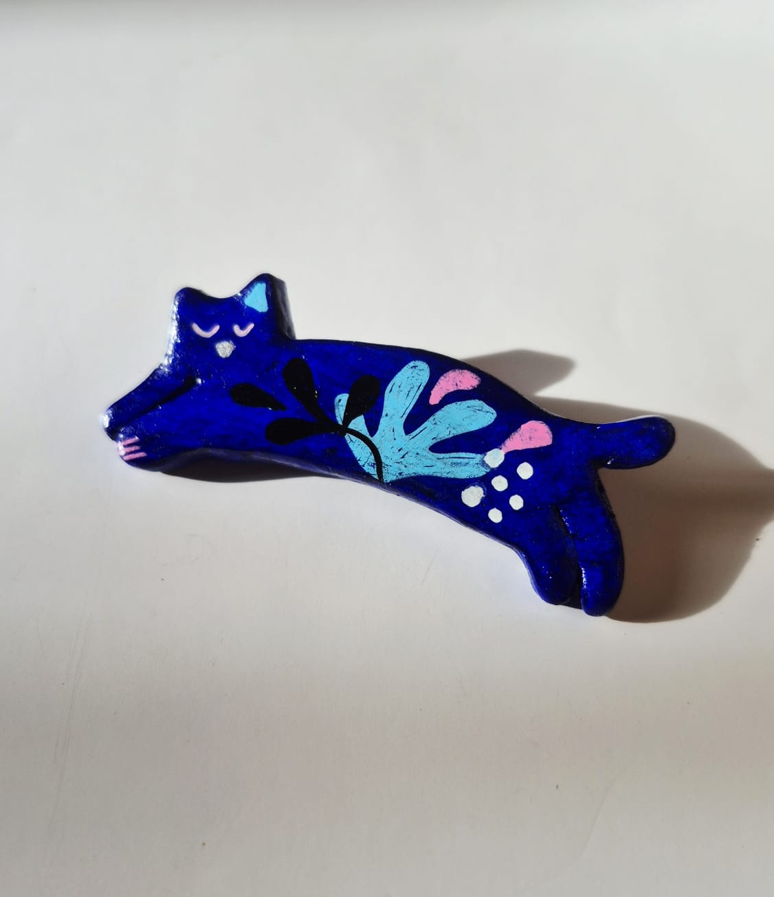 Prendedor Gato Estirándose en Arcilla Pintado a Mano | Broche Artesanal