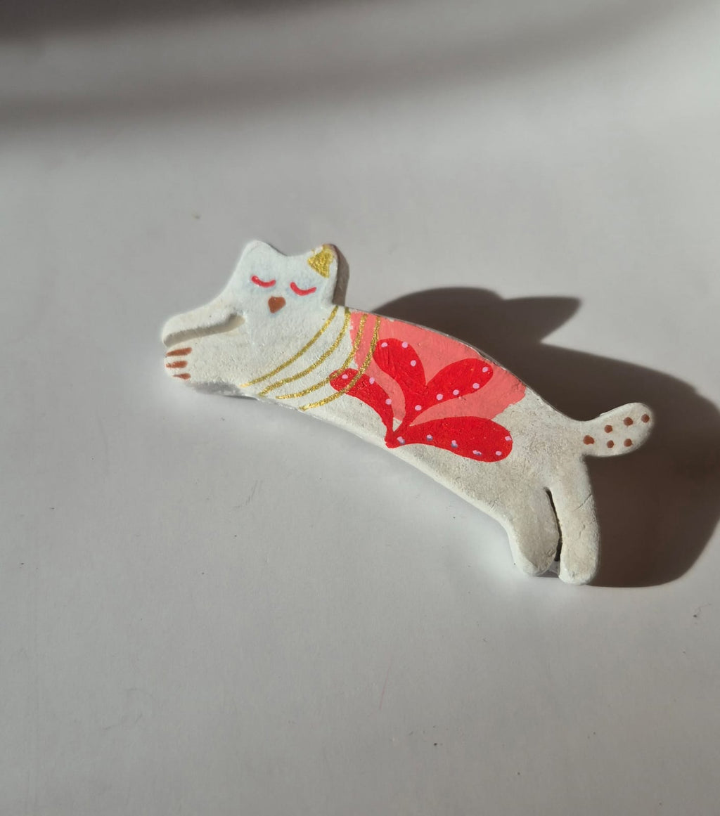 Prendedor Gato Estirándose en Arcilla Pintado a Mano | Broche Artesanal
