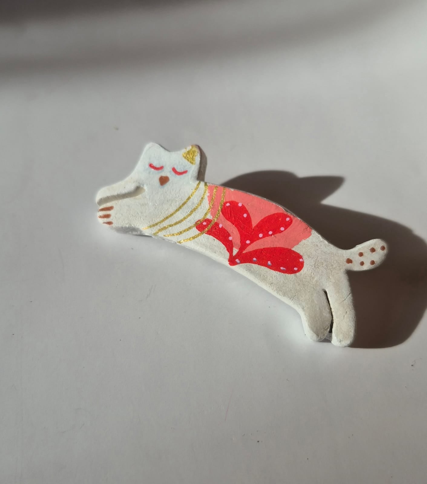 Prendedor Gato Estirándose en Arcilla Pintado a Mano | Broche Artesanal