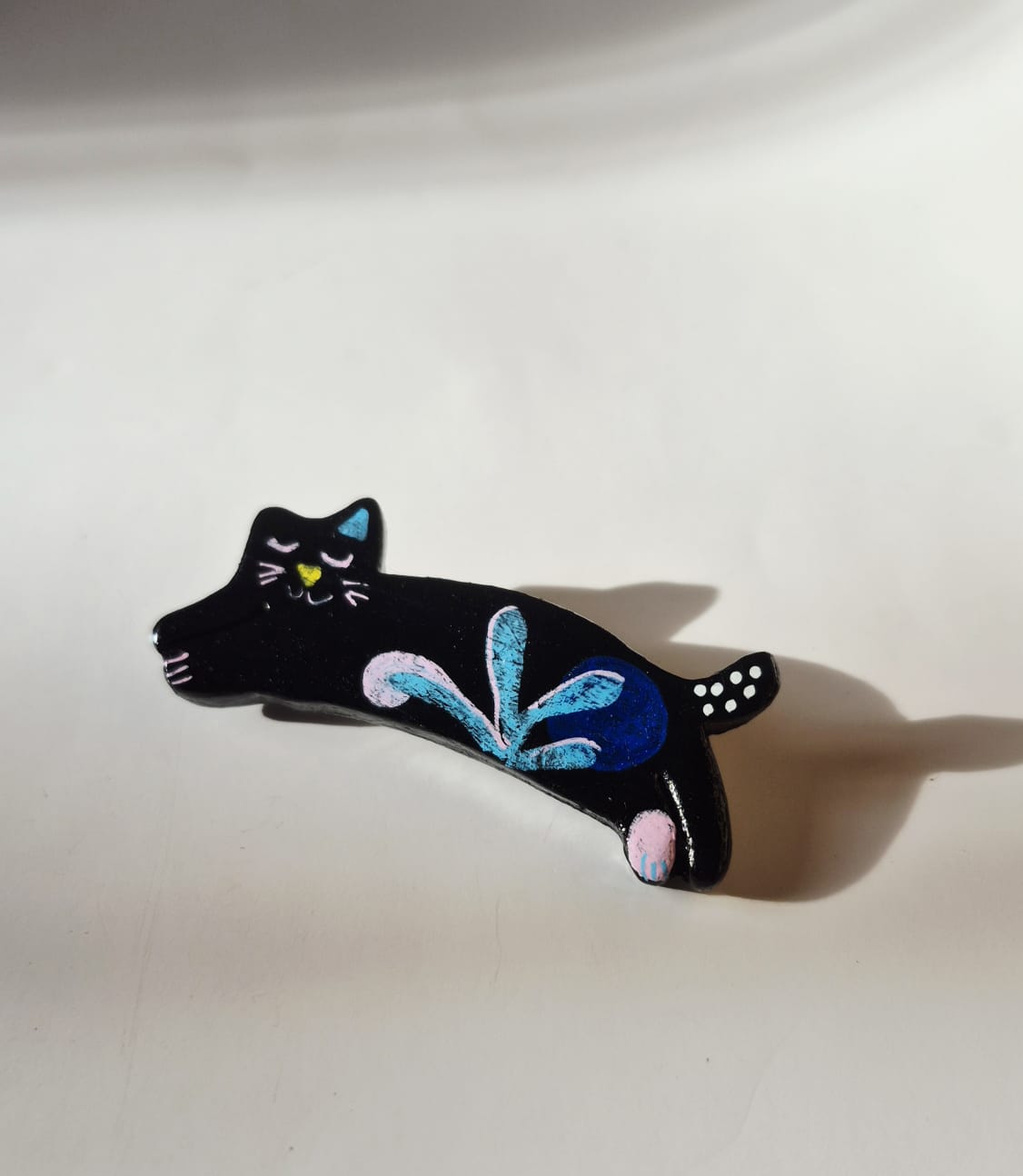 Prendedor Gato Estirándose en Arcilla Pintado a Mano | Broche Artesanal
