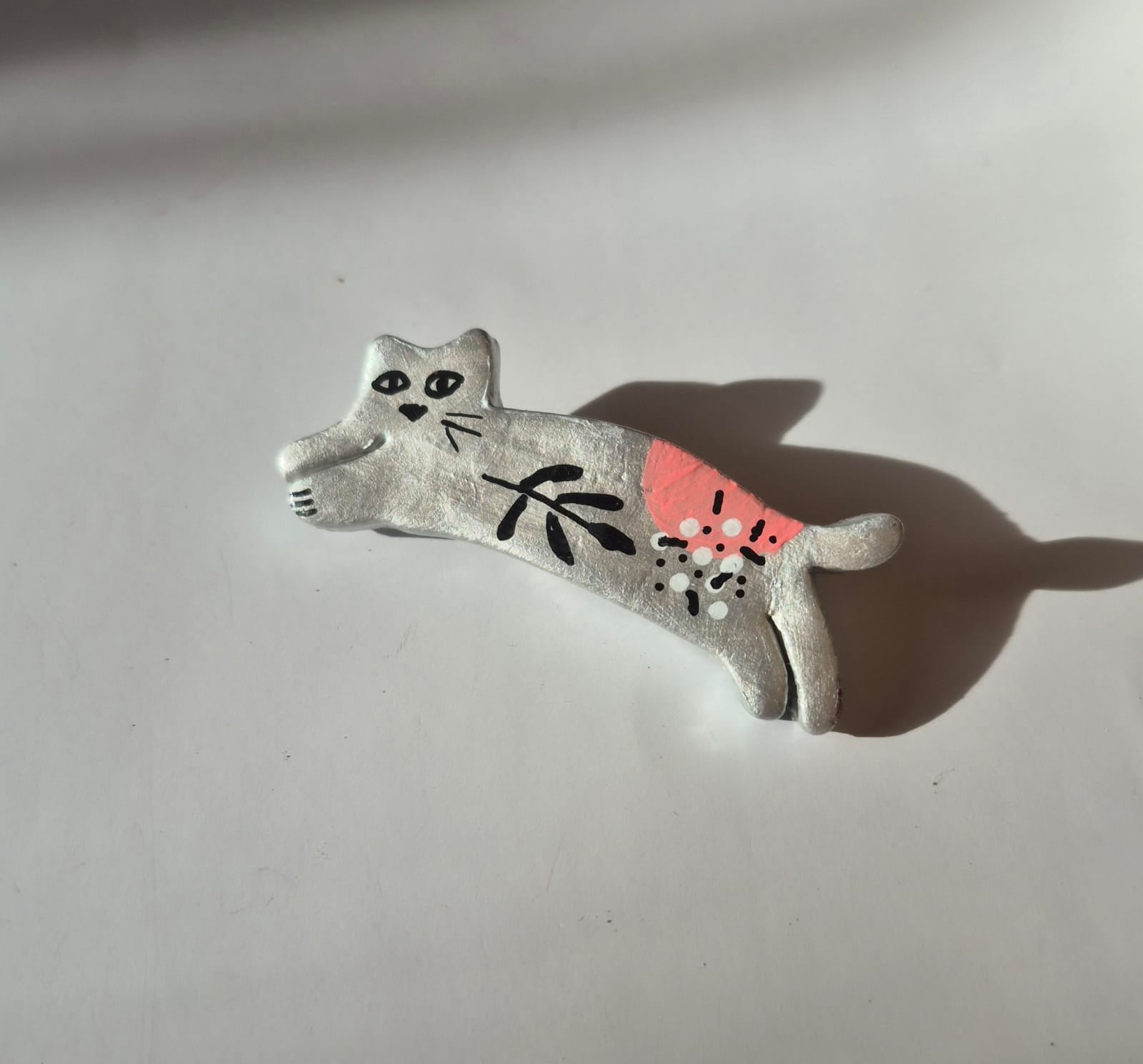 Prendedor Gato Estirándose en Arcilla Pintado a Mano | Broche Artesanal