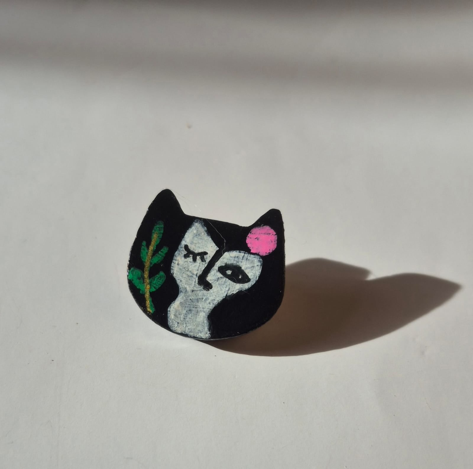 Prendedor de Gato en Arcilla Pintado a Mano | Broche Artístico Artesanal