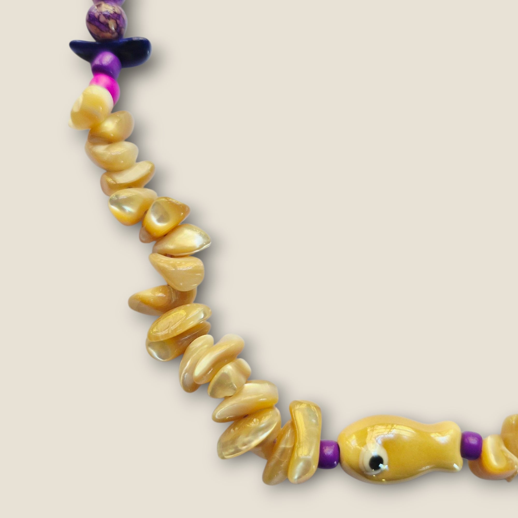 Collar chips y mar