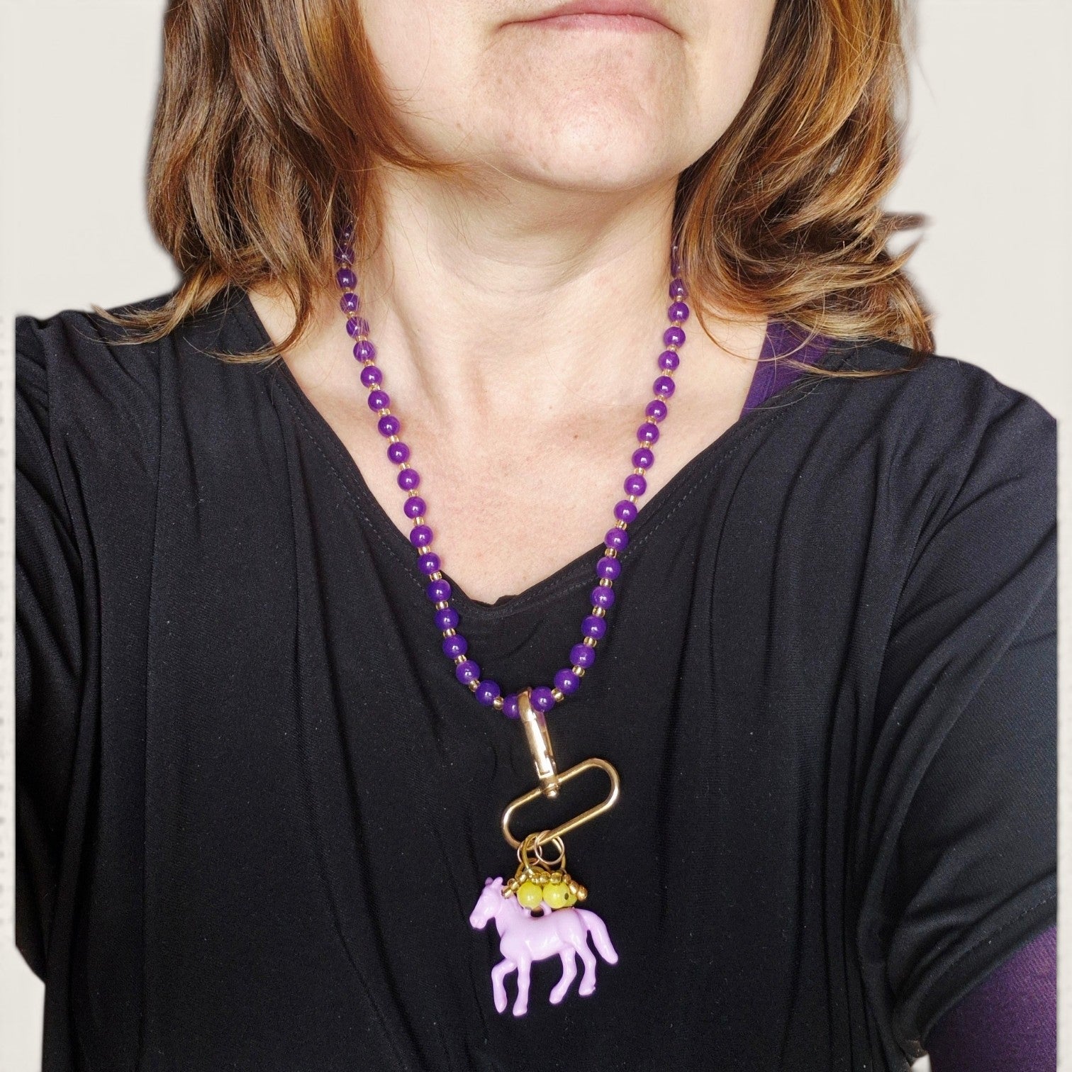 Collar Morado de Mostacillas con Caballito Rosado