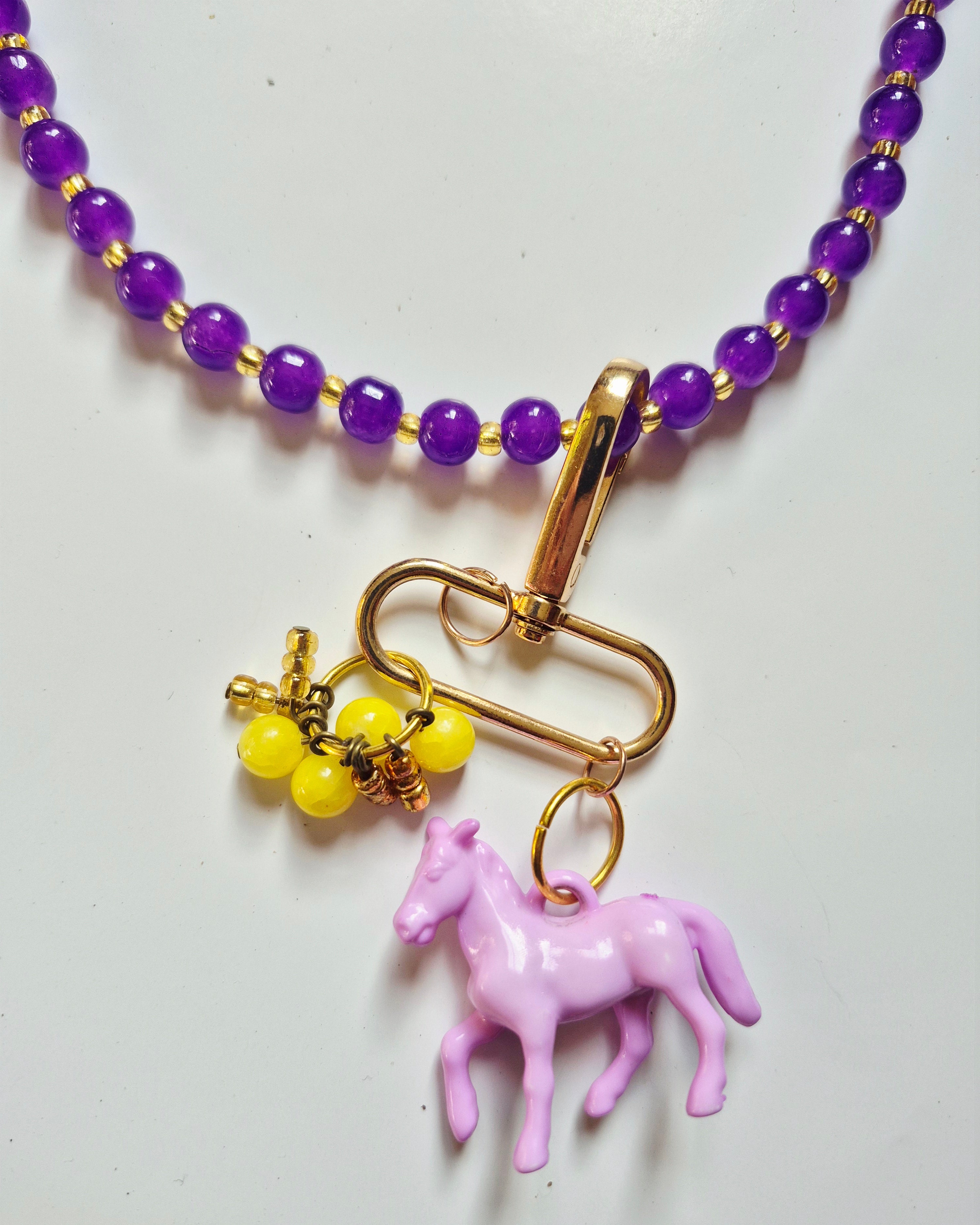 Collar Morado de Mostacillas con Caballito Rosado
