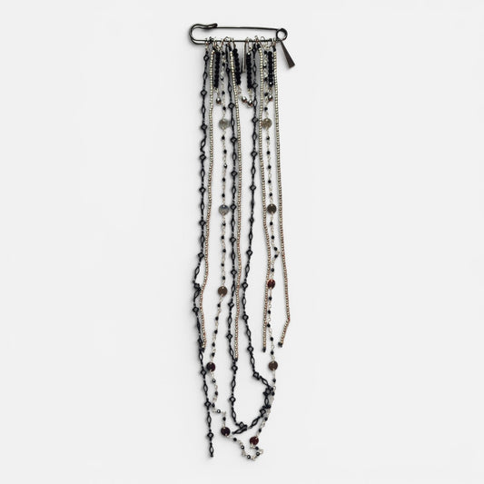 Broche negro plateado