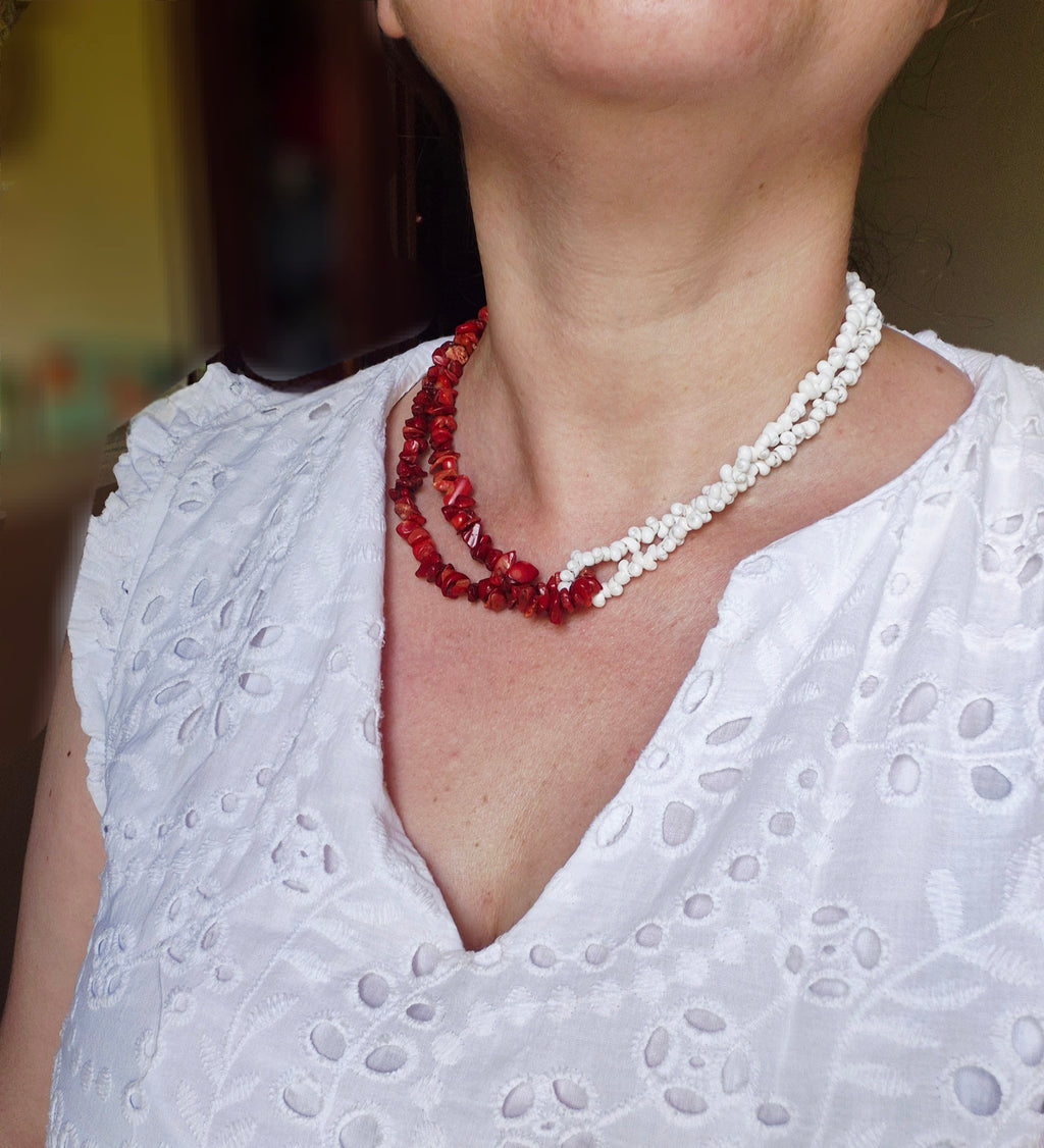 Collar chips de piedra roja y conchitas blancas