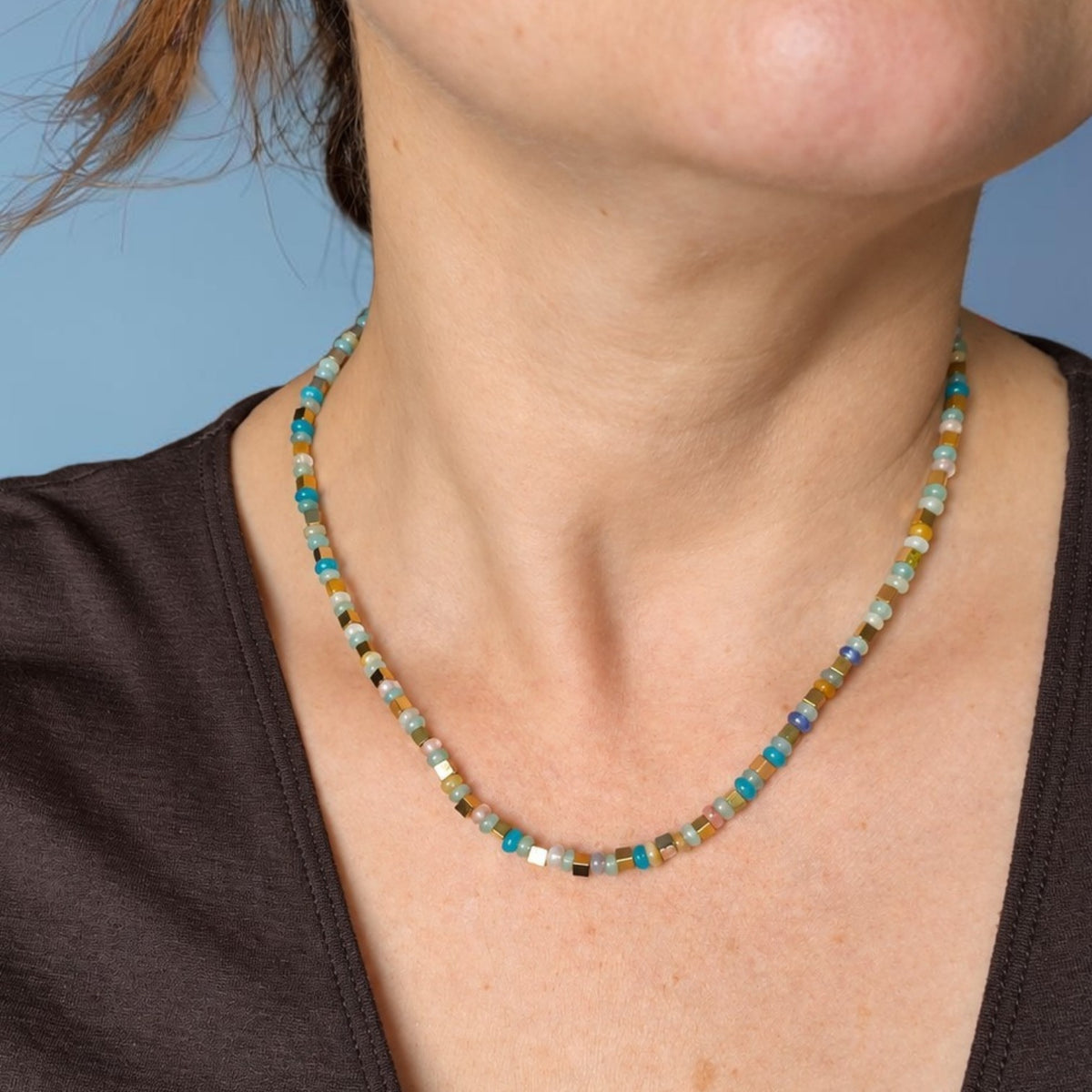 Collar Piedras Naturales Multicolor y Acero Dorado