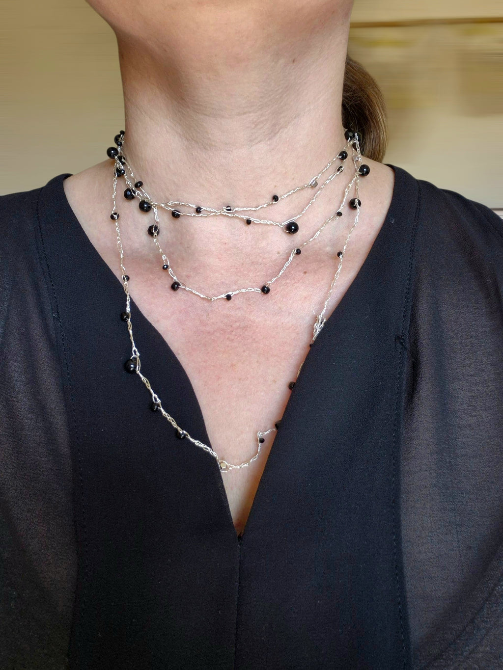 Collar tejido a crochet con cristales negros