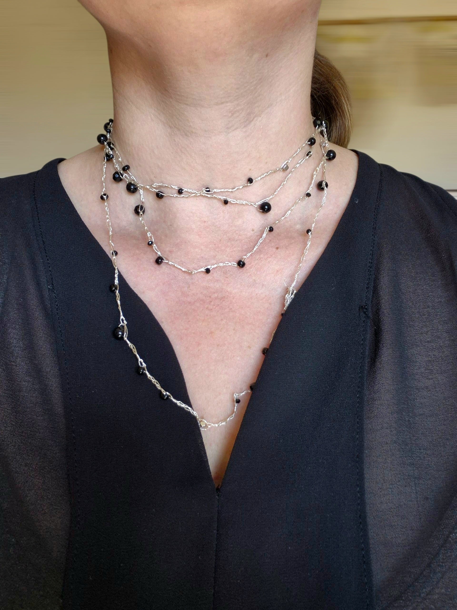 Collar tejido a crochet con cristales negros