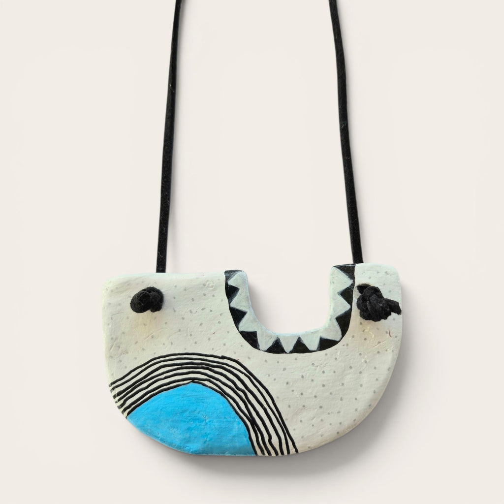 Collar colgante de arcilla