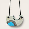 Collar colgante de arcilla