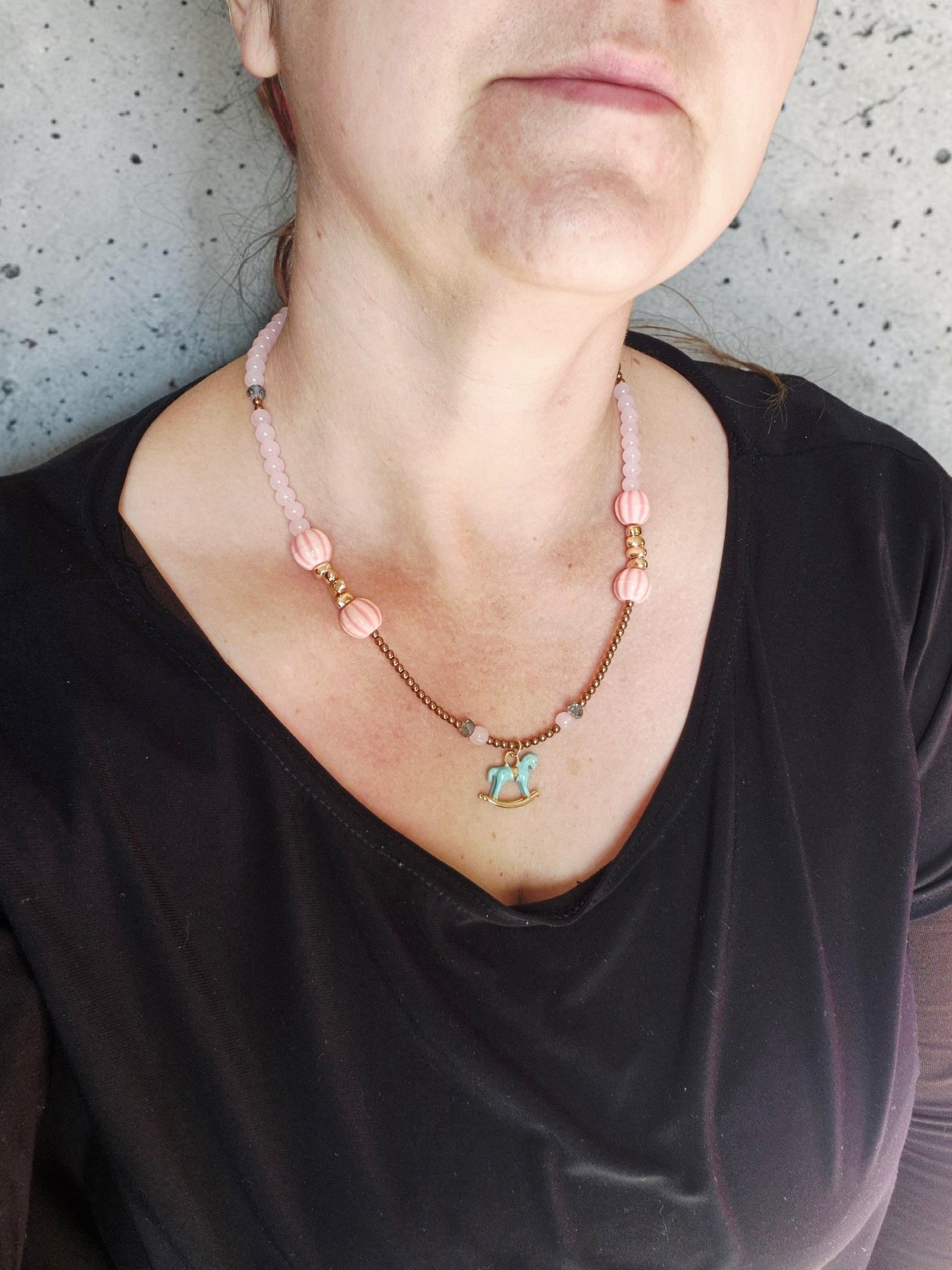 Collar de Mostacillas Rosado con Caballito Turquesa