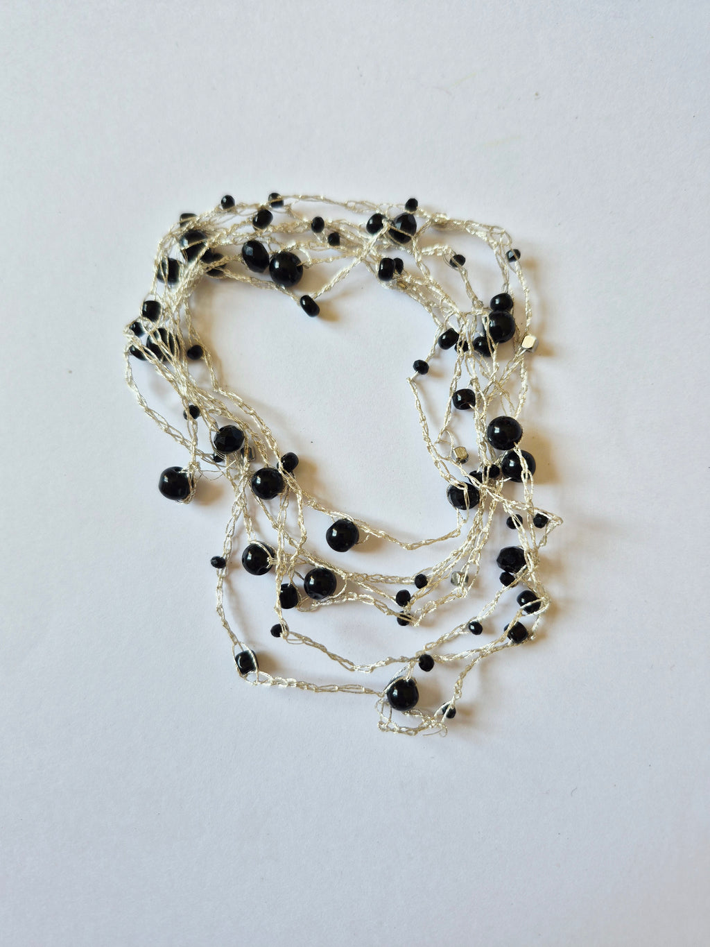 Collar tejido a crochet con cristales negros