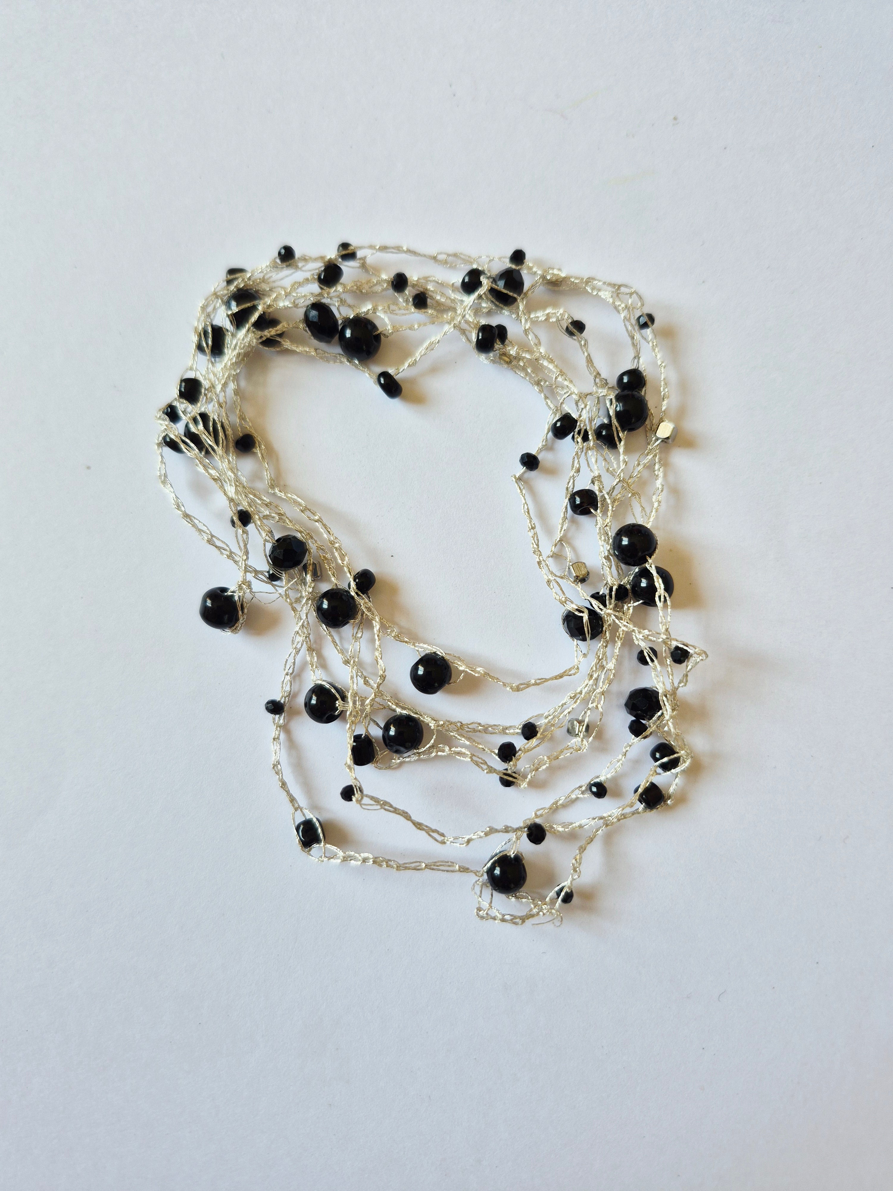 Collar tejido a crochet con cristales negros