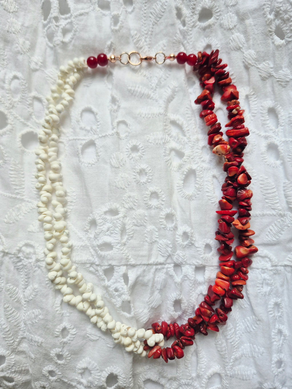 Collar chips de piedra roja y conchitas blancas