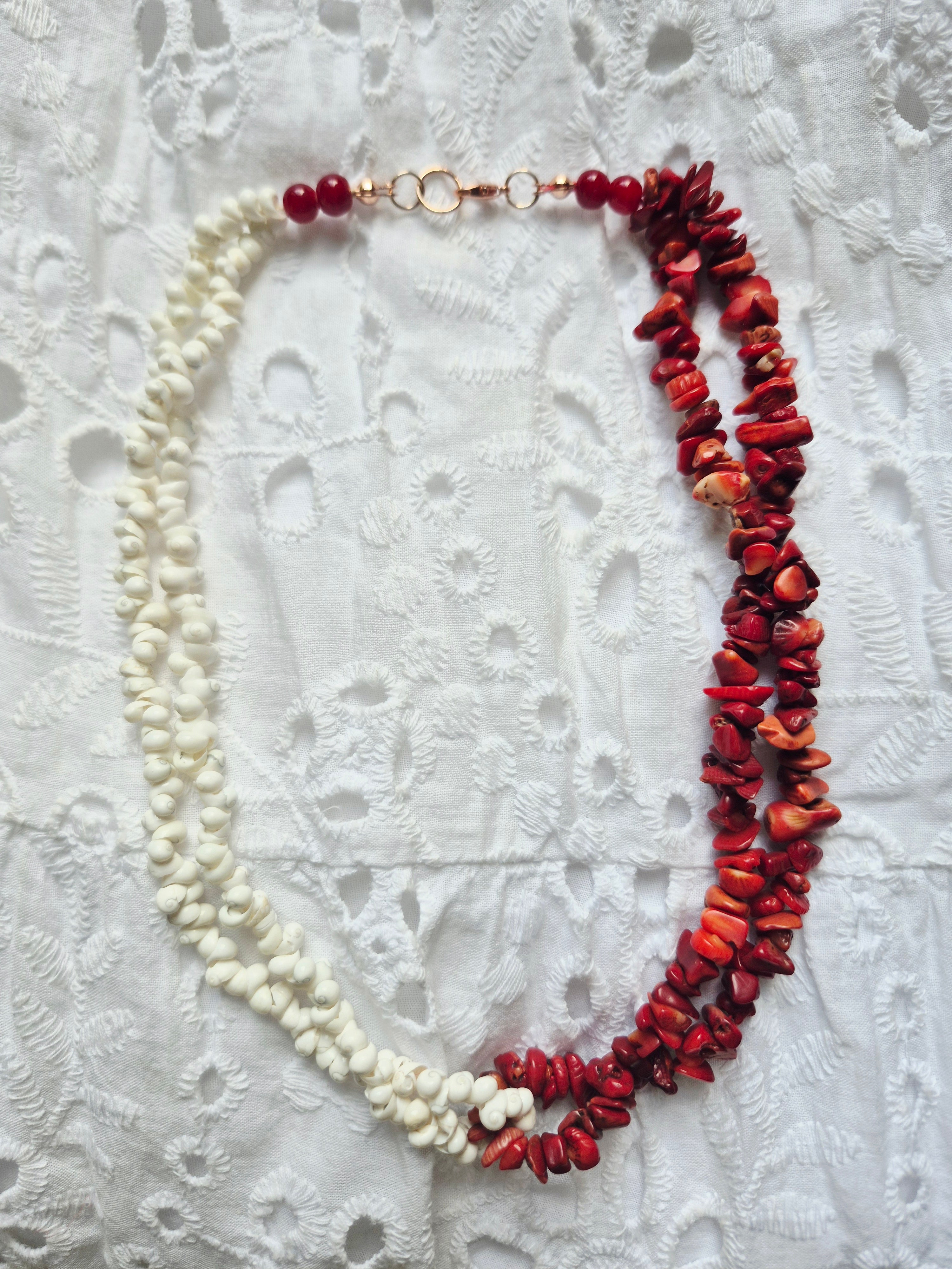 Collar chips de piedra roja y conchitas blancas