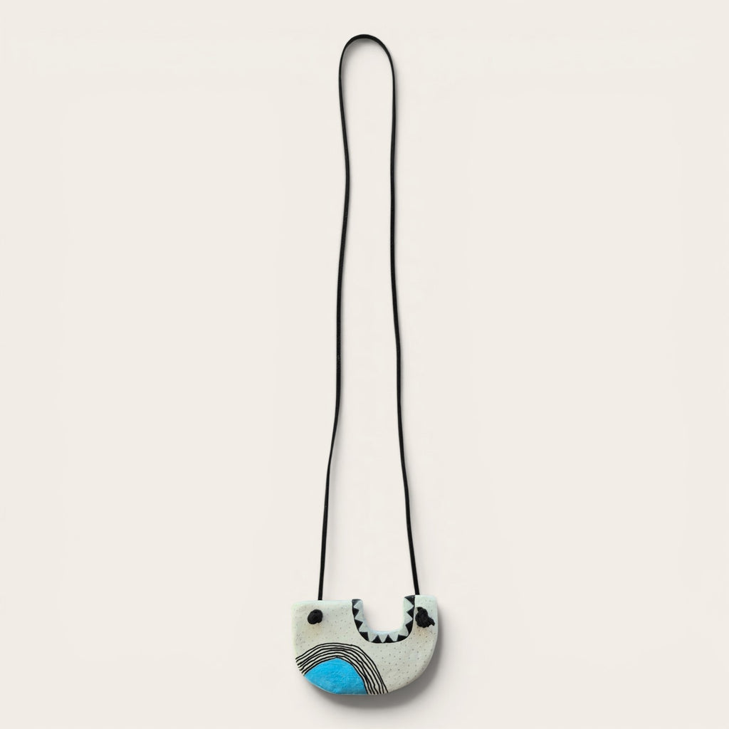 Collar colgante de arcilla