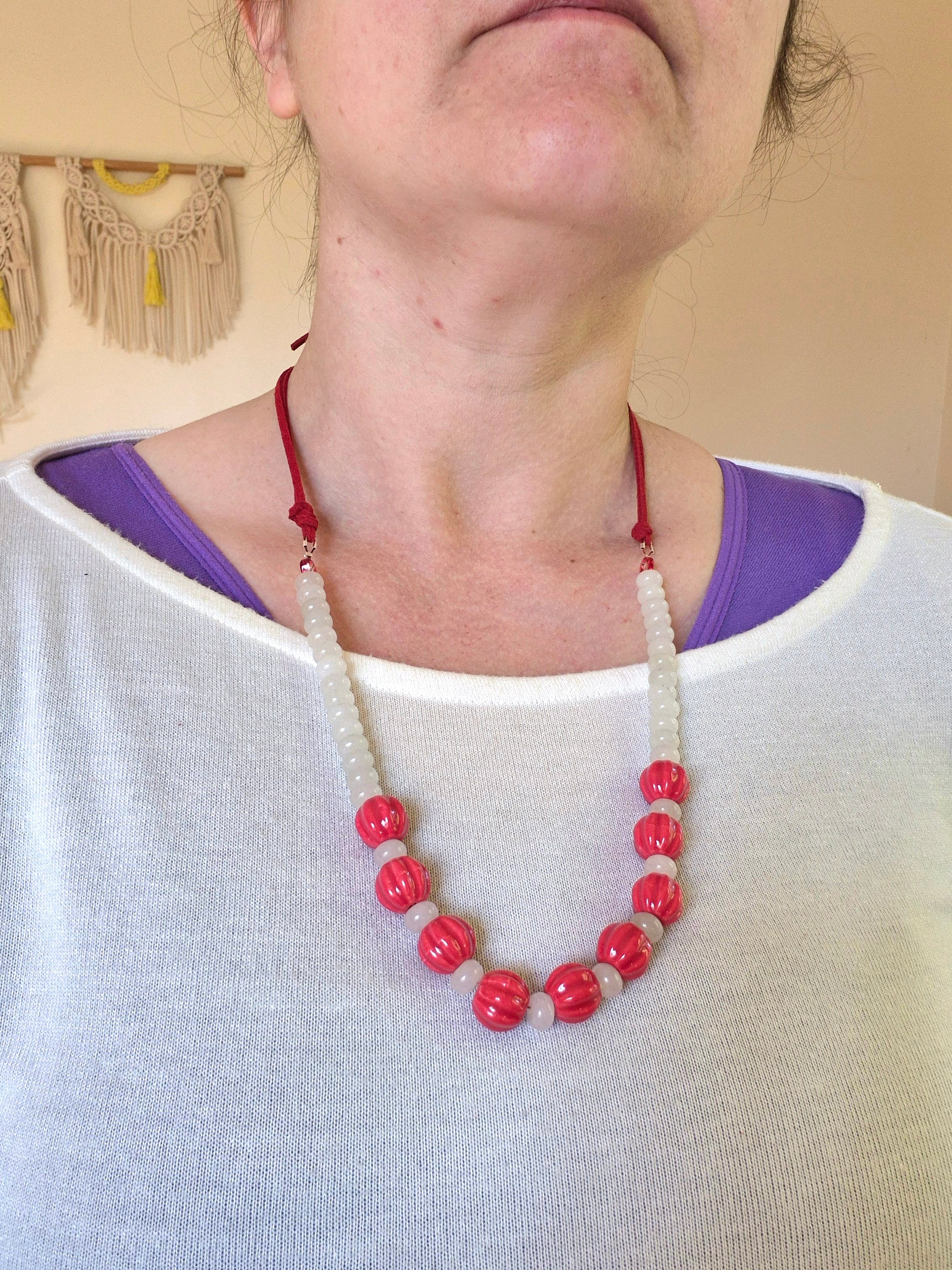 Collar rojo y blanco