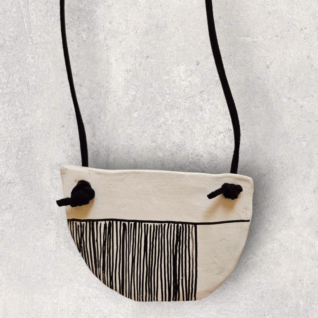 Collar arcilla ByN