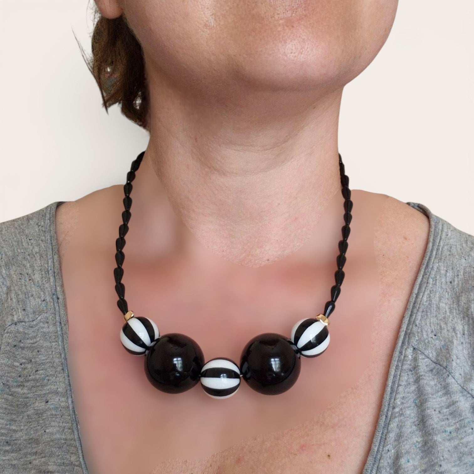 Collar bolas negro