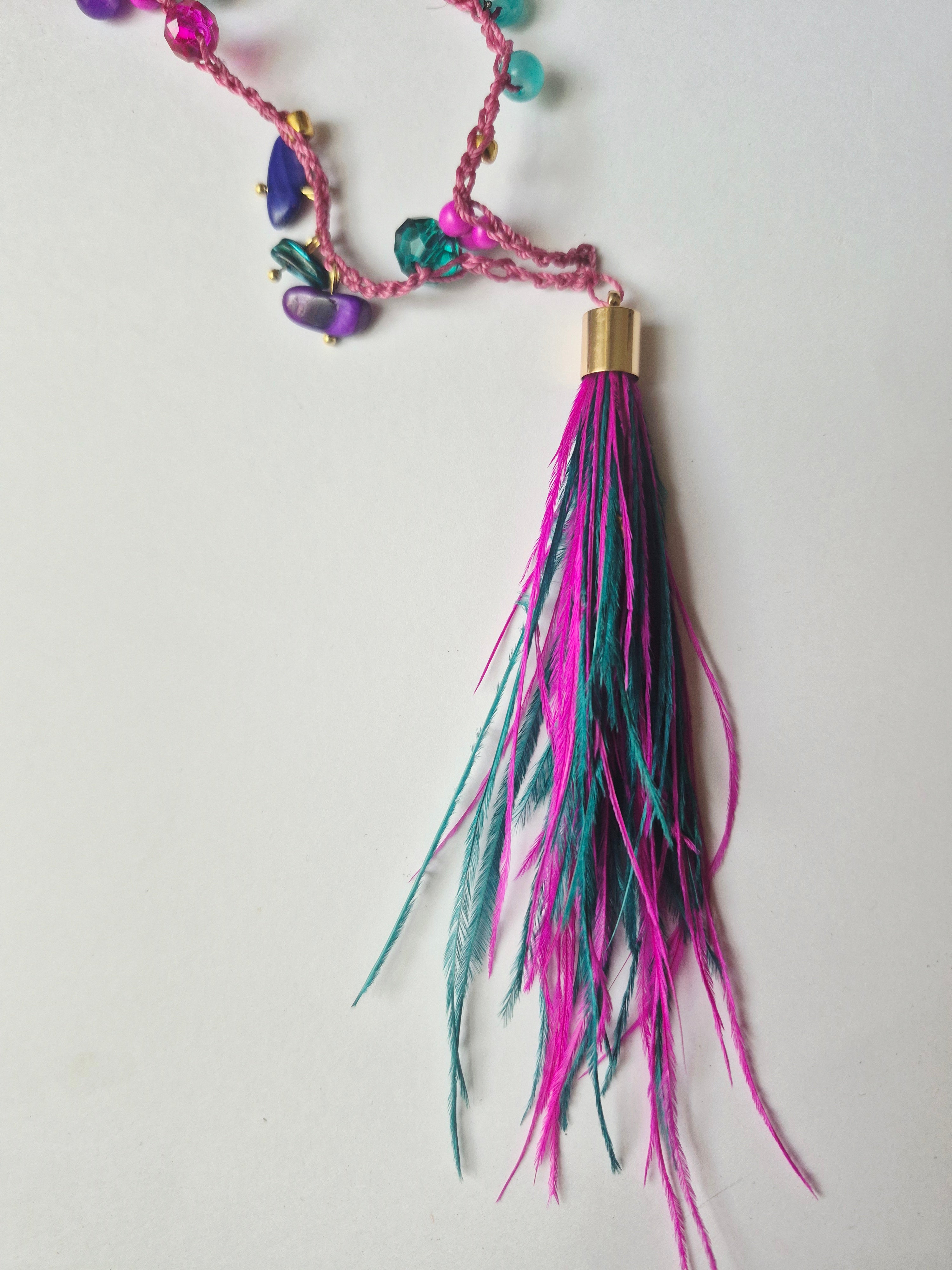 Collar tejido a crochet con mostacillas y plumas turquesa y fucsia