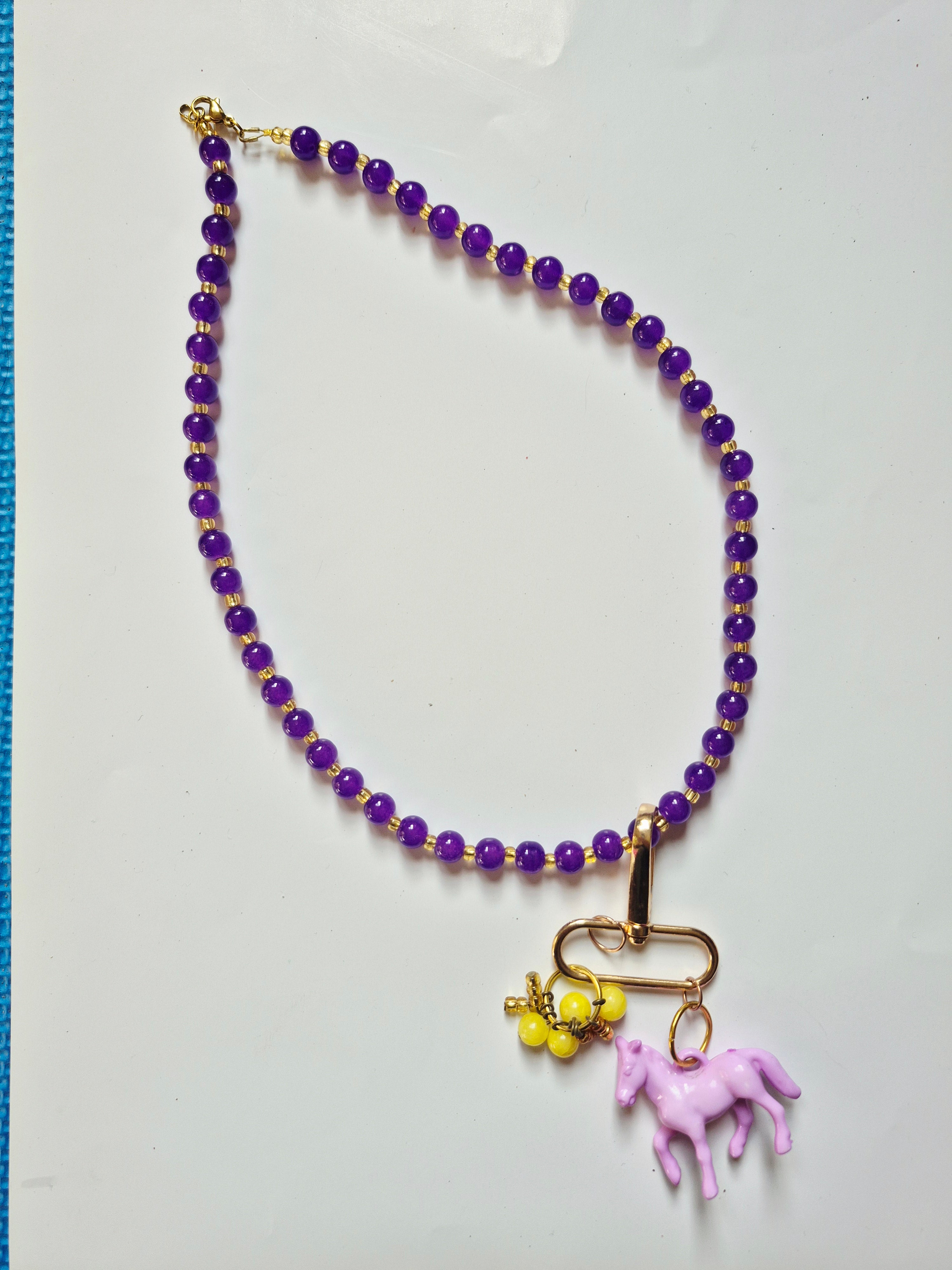 Collar Morado de Mostacillas con Caballito Rosado