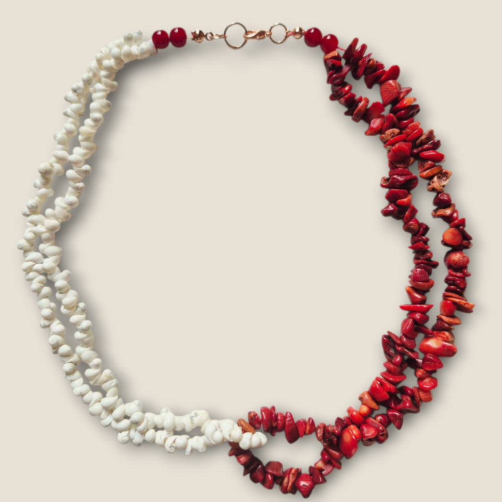 Collar chips de piedra roja y conchitas blancas