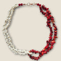Collar chips de piedra roja y conchitas blancas