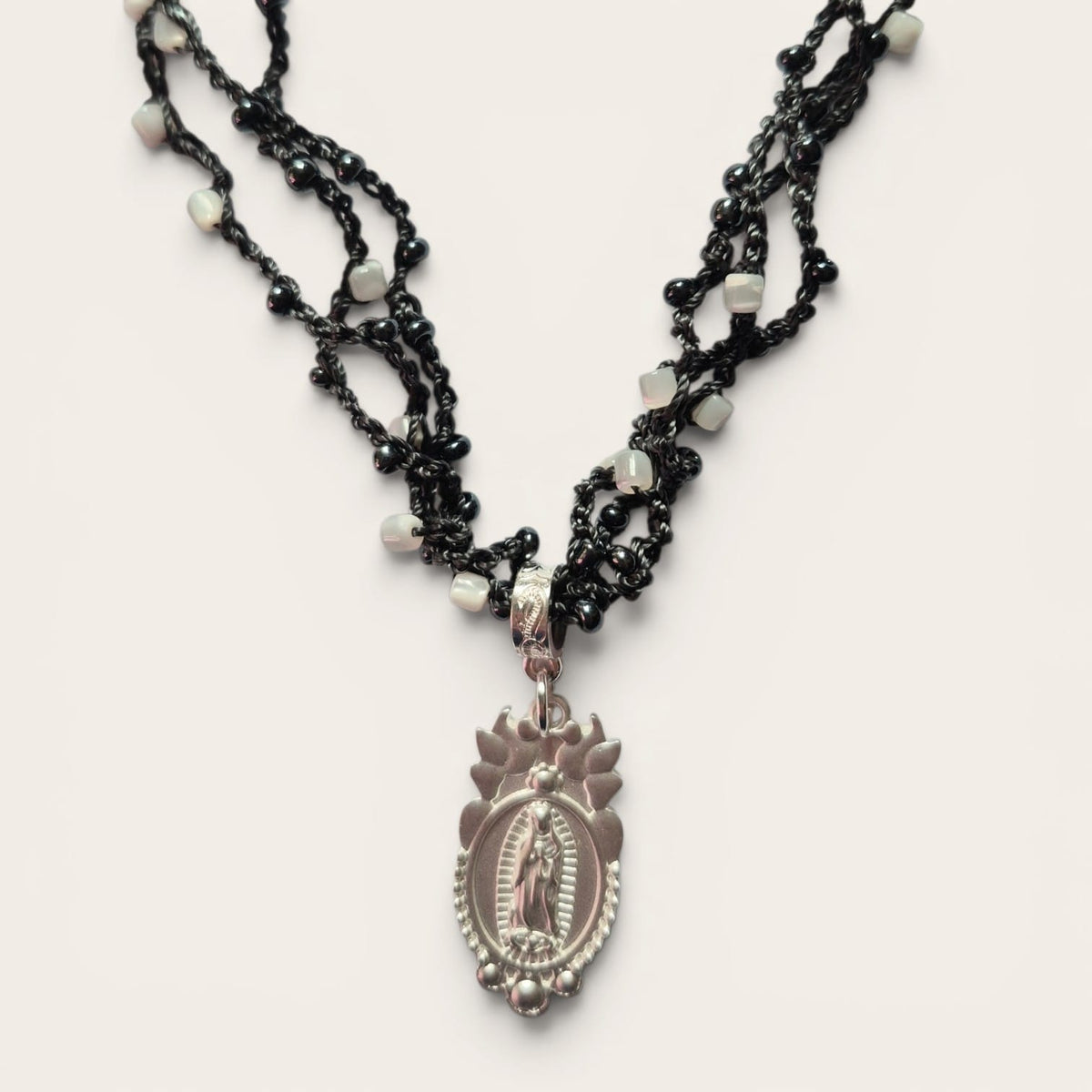 Collar Artesanal Tejido a Crochet con Mostacillas y Medalla de la Virgen Plateada